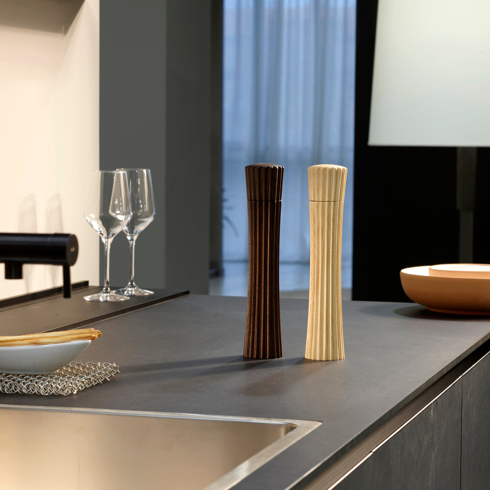 PLEATS keramisk salt- og pepperkvern, liten – i Lys Ask – Legnoart
