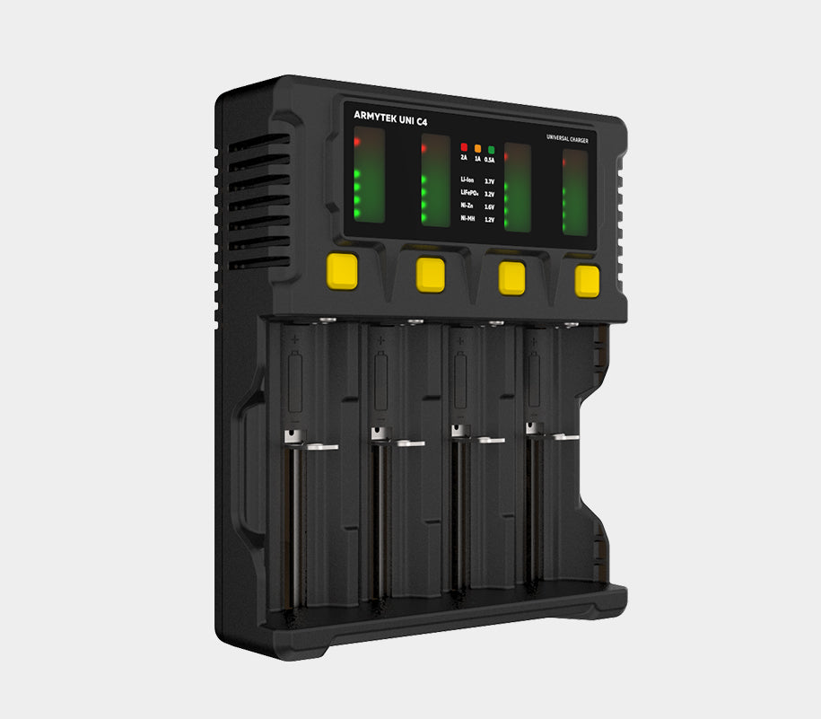 Uni C4 Batterilader / 4 kanaler / LED-indikator / Inngang AC 85–264V eller DC 12V / Utgang opptil 2A per kanal / For IMR/Li-Ion, Ni-MH, Ni-Cd, LiFePO4, Ni-Zn / Type A eller Type C / Biladapter – Armytek