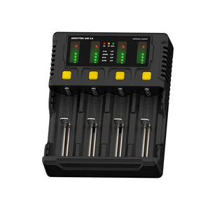 Uni C4 Batterilader / 4 kanaler / LED-indikator / Inngang AC 85–264V eller DC 12V / Utgang opptil 2A per kanal / For IMR/Li-Ion, Ni-MH, Ni-Cd, LiFePO4, Ni-Zn / Type A eller Type C / Biladapter – Armytek