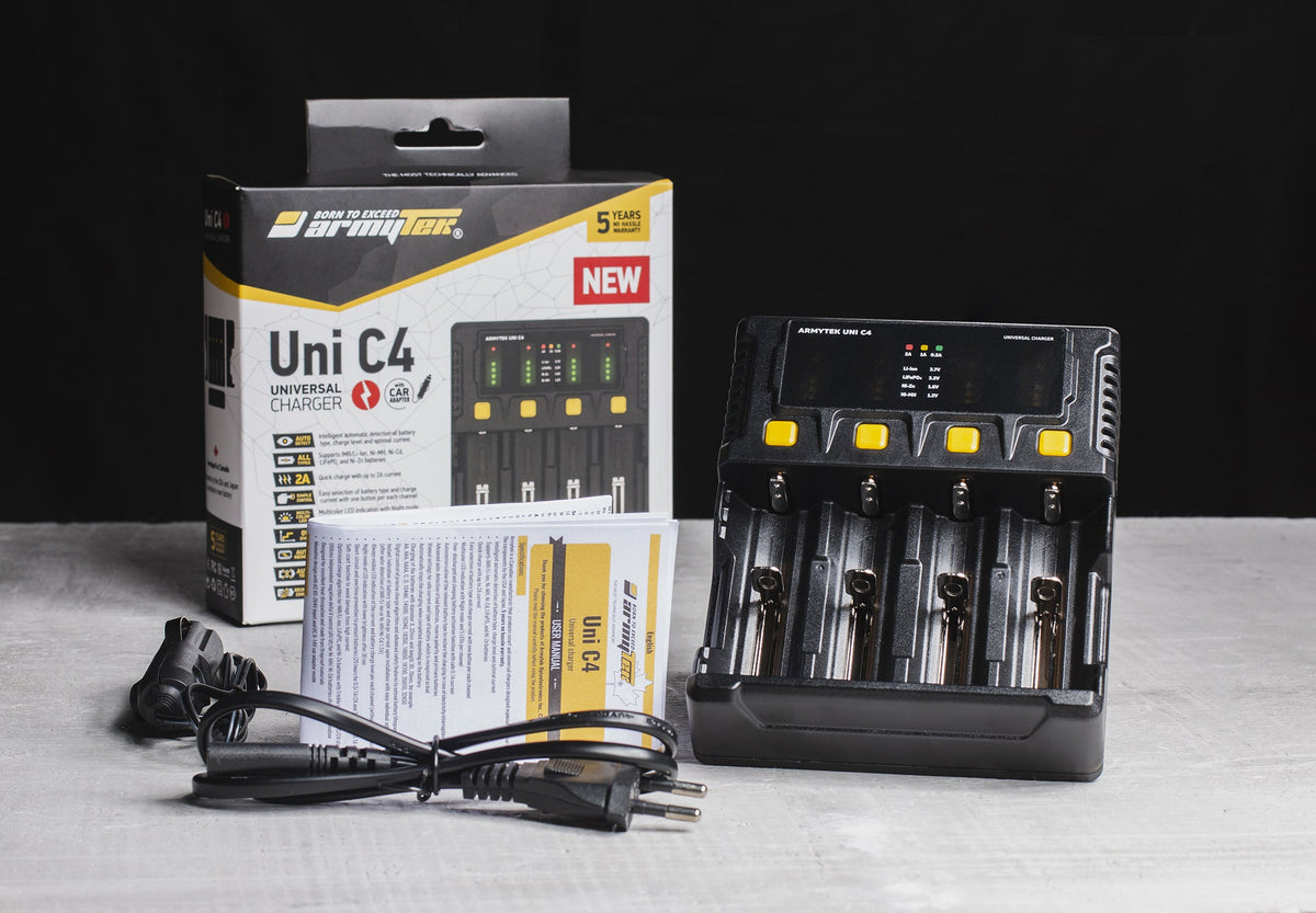 Uni C4 Batterilader / 4 kanaler / LED-indikator / Inngang AC 85–264V eller DC 12V / Utgang opptil 2A per kanal / For IMR/Li-Ion, Ni-MH, Ni-Cd, LiFePO4, Ni-Zn / Type A eller Type C / Biladapter – Armytek