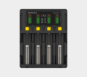 Uni C4 Batterilader / 4 kanaler / LED-indikator / Inngang AC 85–264V eller DC 12V / Utgang opptil 2A per kanal / For IMR/Li-Ion, Ni-MH, Ni-Cd, LiFePO4, Ni-Zn / Type A eller Type C / Biladapter – Armytek