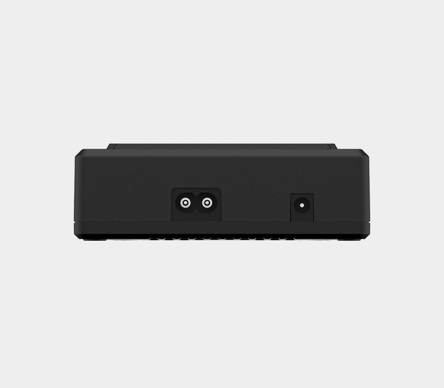 Uni C4 Batterilader / 4 kanaler / LED-indikator / Inngang AC 85–264V eller DC 12V / Utgang opptil 2A per kanal / For IMR/Li-Ion, Ni-MH, Ni-Cd, LiFePO4, Ni-Zn / Type A eller Type C / Biladapter – Armytek