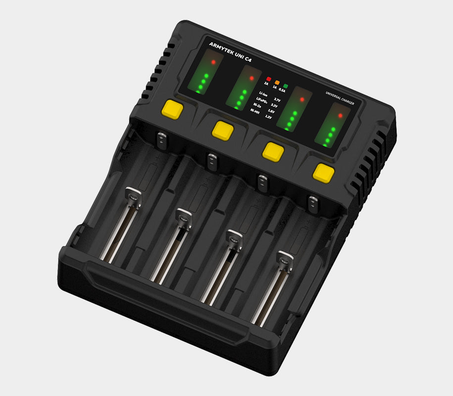 Uni C4 Batterilader / 4 kanaler / LED-indikator / Inngang AC 85–264V eller DC 12V / Utgang opptil 2A per kanal / For IMR/Li-Ion, Ni-MH, Ni-Cd, LiFePO4, Ni-Zn / Type A eller Type C / Biladapter – Armytek